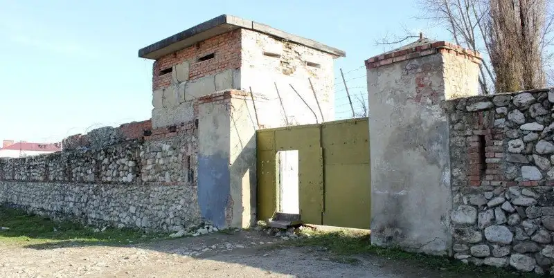 vorota-kreposti-s-blokpostom-nad-storozhevym-pomescheniem1-800x402