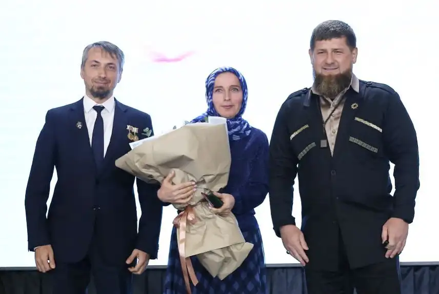 Заместитель министра здравоохранения Чеченской Республики Зарема Исакова награжд