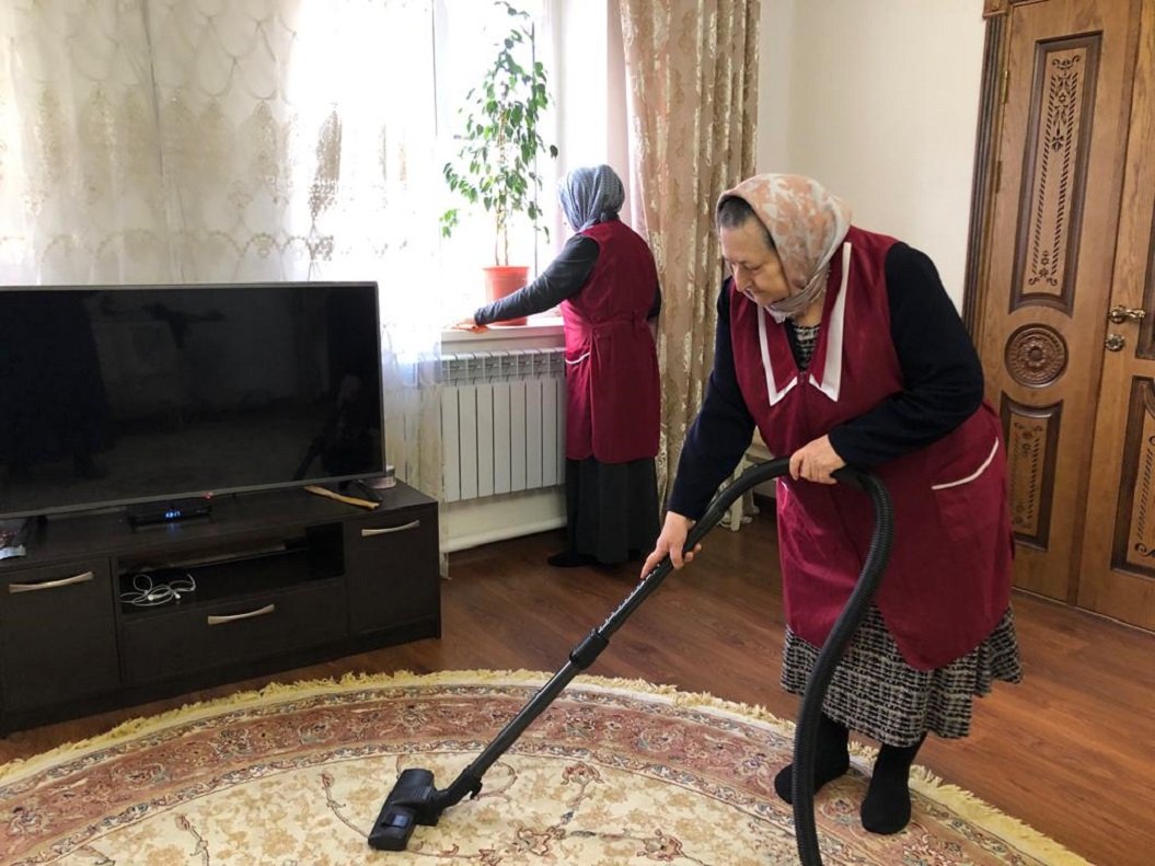 Соцработники ГБУ “КЦСОН” Шейх-Мансуровского района продолжают оказывать социально-бытовые услуги на дому для лиц пожилого возраста и инвалидов