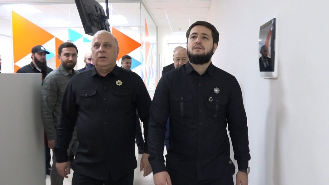 Министр труда, занятости и социального развития ЧР Усман Баширов, вместе с вице-премьером Правительства ЧР по социальному блоку Адамом Алхановым проинспектировали новый объект, возведенный на территории ведомства