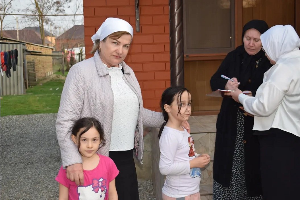 Сотрудники ГБУ «ЦСРОН» ст. Шелковская, на регулярной основе проводят встречи с семьями погибших сотрудников правоохранительных органов Шелковского района