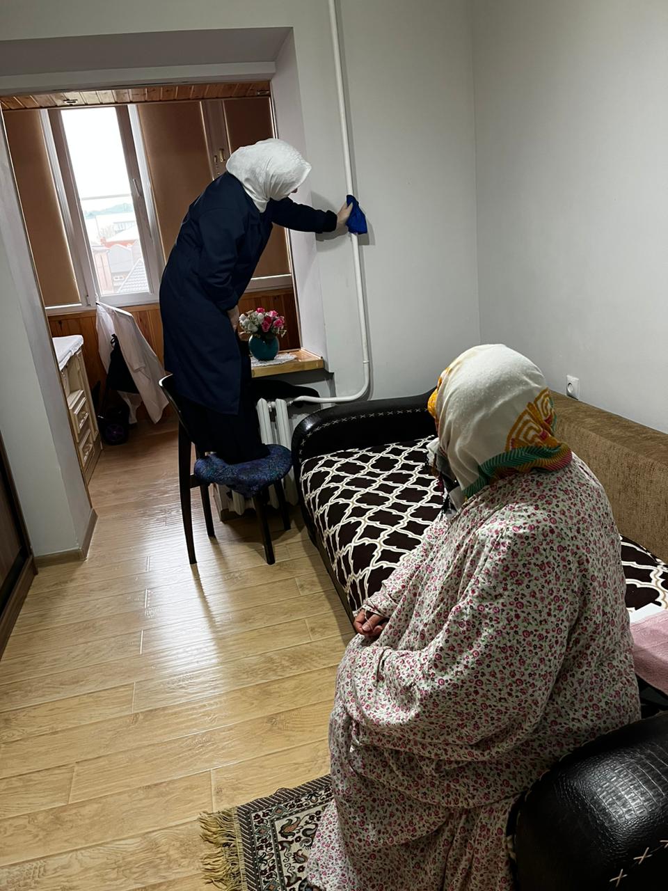 Сотрудники ГБУ «КЦСОН» Висаитовского района продолжают оказывать помощь, социально-психологическую поддержку и социально-бытовые услуги гражданам пожилого возраста и инвалидам