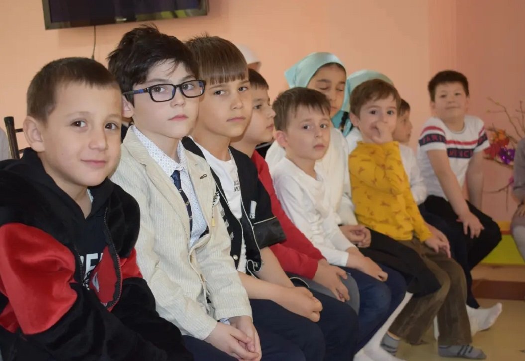 В актовом зале ГБУ “ЦСРОН” ст. Шелковская прошло торжественное мероприятие по празднованию Дня мира в Чеченской Республике