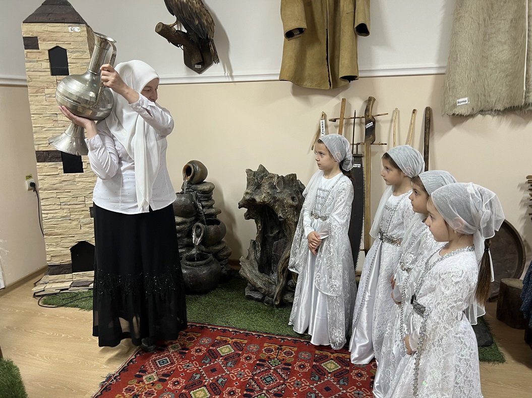 В ГБУ “Гудермесский ЦСПСиД” провели беседы, посвященные Дню чеченского языка