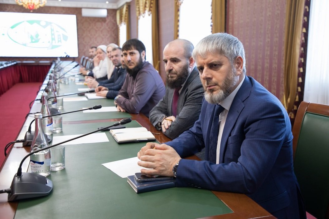 Министр Усман Баширов провел совещание с заместителями, помощниками, директорами департаментов и начальниками отделов по вопросам деятельности ведомства