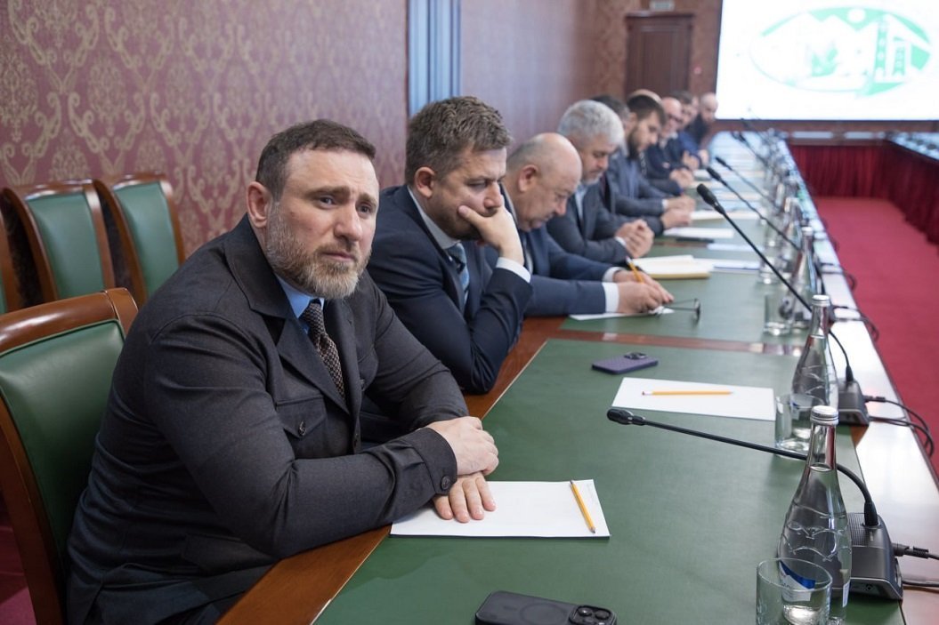 Министр Усман Баширов провел совещание с заместителями, помощниками, директорами департаментов и начальниками отделов по вопросам деятельности ведомства
