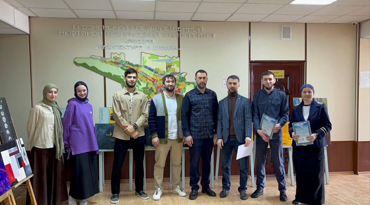 В рамках празднования Года чеченского языка в ГГНТУ прошла выставка картин.