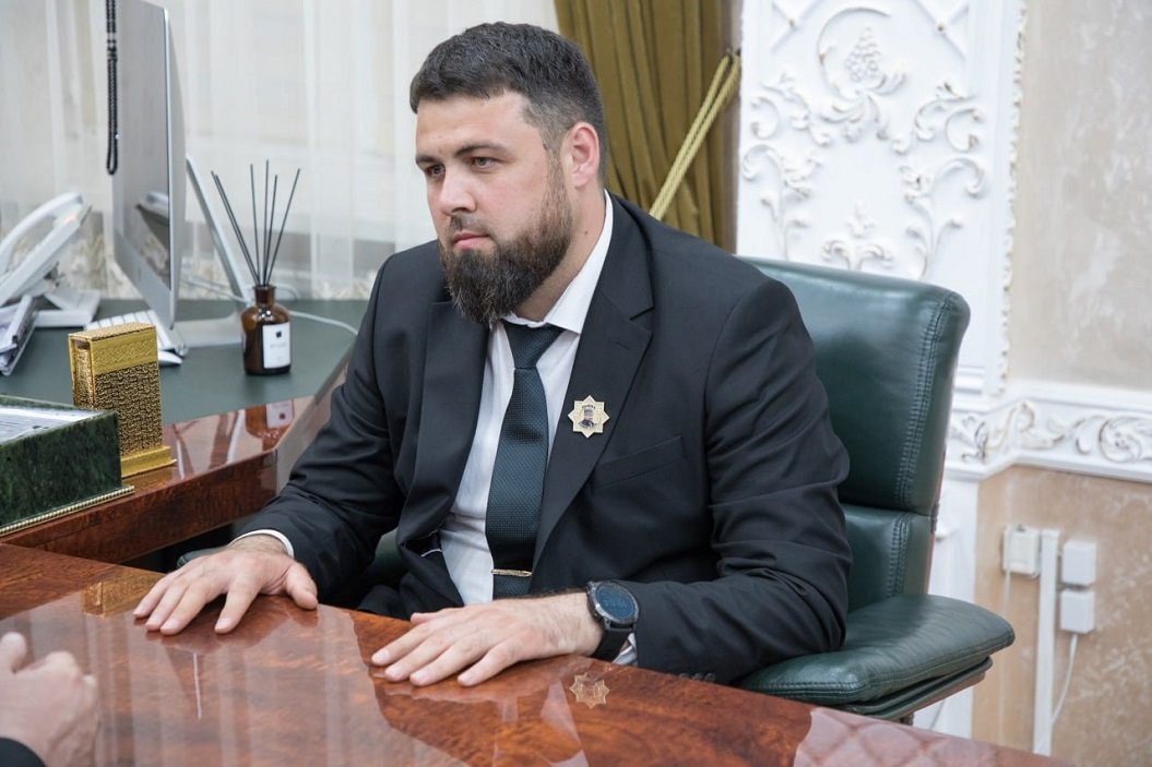 Встреча министра Усмана Баширова с руководителем филиала Госфонда “Защитники Отечества Алиханом Инаркаевым