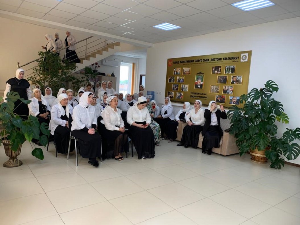 В ГБУ “КЦСОН ВИСАИТОВСКОГО РАЙОНА” отметили День социального работника поощрением сотрудников Центрав