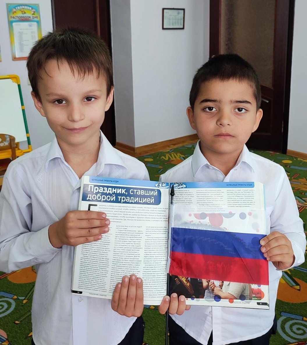 В Шелковском ЦСПСиД прошёл  патриотический час под названием “Родина – это родная земля, это небес голубых синева”.