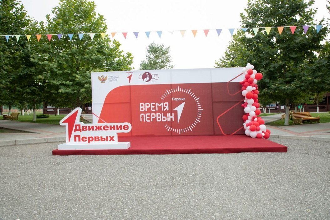В детском оздоровительном лагере «Горный Ключ» прошло торжественное открытие профильной летней смены «Время первых».