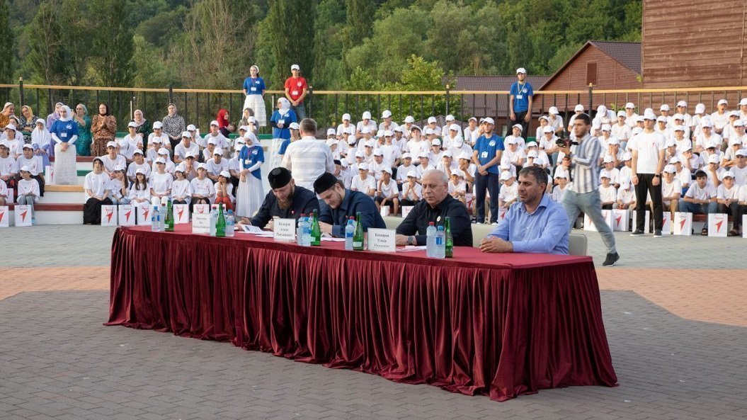 В детском оздоровительном лагере «Горный Ключ» прошло торжественное открытие профильной летней смены «Время первых».