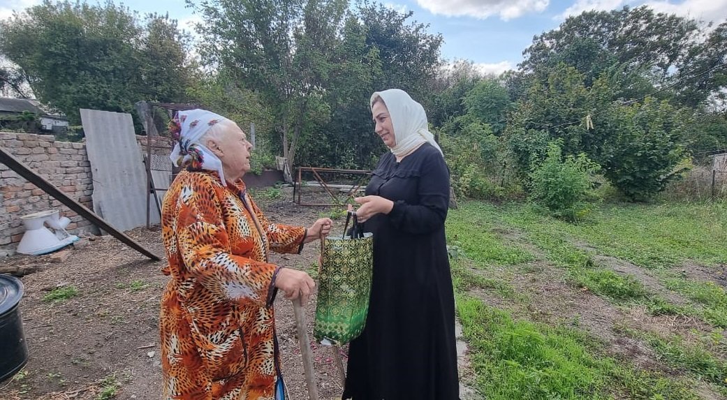 Сотрудники ГБУ “КЦСОН” Наурского района, в День пожилых людей посетили тех, кому очень нужна моральная и психологическая поддержка