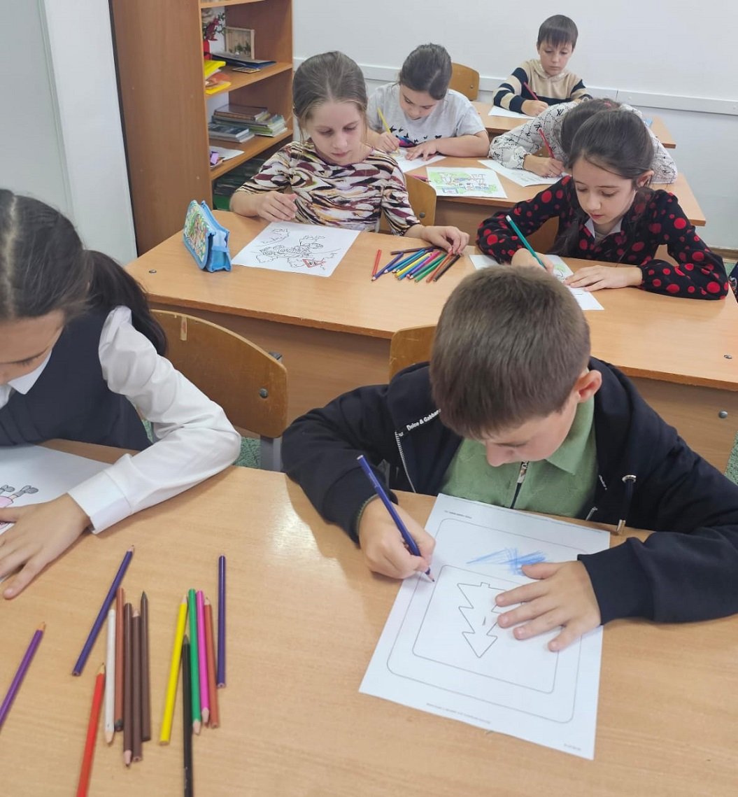 Социальные педагоги ГБУ « Шатойский С-РЦН» провели беседу на тему : “Правила дорожного движения”.