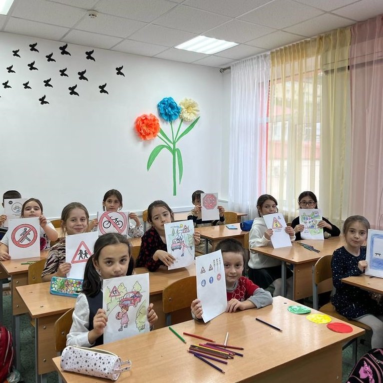 Социальные педагоги ГБУ « Шатойский С-РЦН» провели беседу на тему : “Правила дорожного движения”.