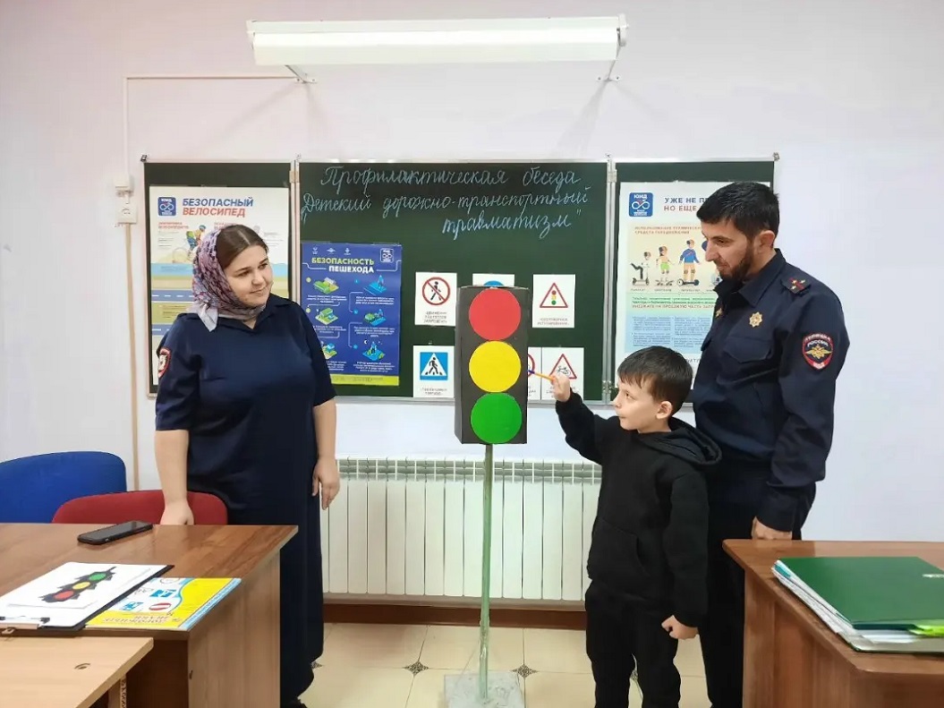 В ГБУ “ЦСРОН” ст. Шелковская вопросу безопасности детей на улицах и дорогах уделяется большое внимание.
