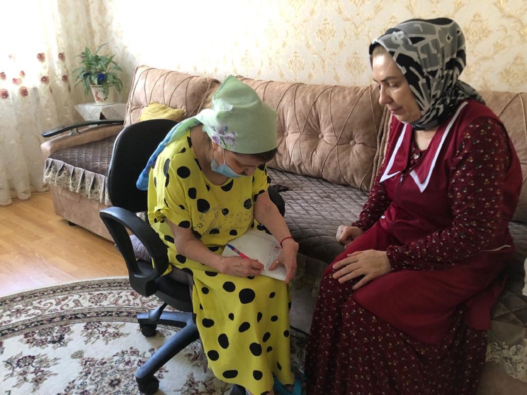 Работники ГБУ «КЦСОН» Шейх-Мансуровского района оказывают социально-бытовые и социально- психологические услуги на дому гражданам пожилого возраста и инвалидам.