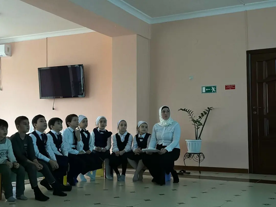 В Шелковском ЦСРОН к Дню провели патриотичесскую программу мультимедийной презентации “Наши Герои Отечества”