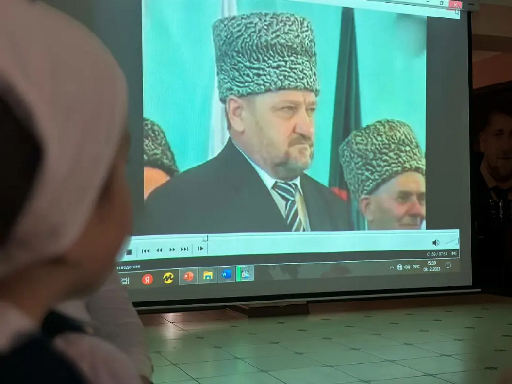 В Шелковском ЦСРОН к Дню провели патриотичесскую программу мультимедийной презентации “Наши Герои Отечества”