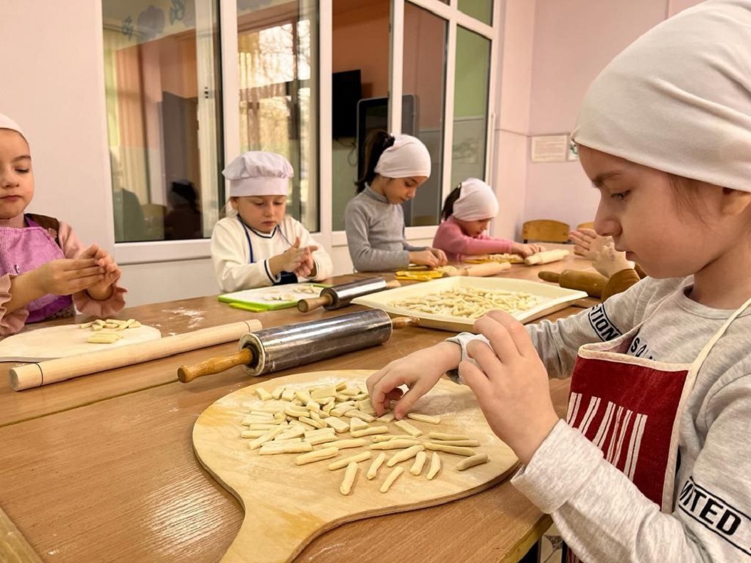 В ГБУ “ЦСРОН” ст.Шелковской прошло занятие по тестопластике, на котором дети приготовили чеченское национальное блюдо.