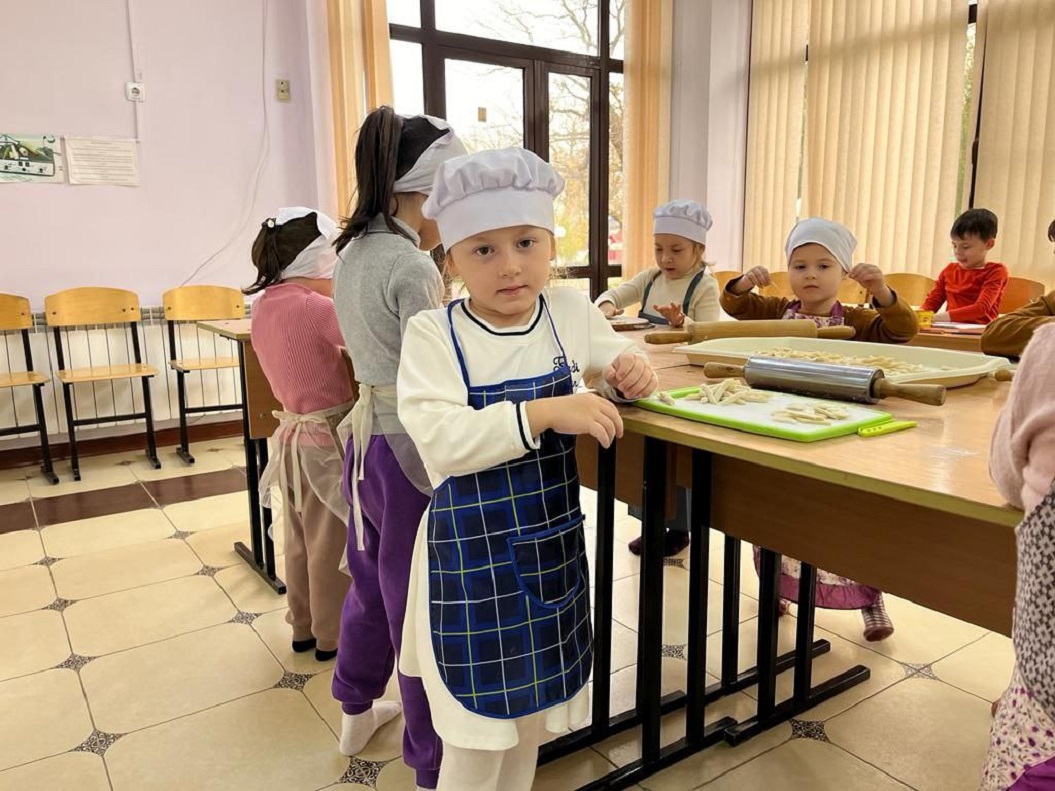 В ГБУ “ЦСРОН” ст.Шелковской прошло занятие по тестопластике, на котором дети приготовили чеченское национальное блюдо.