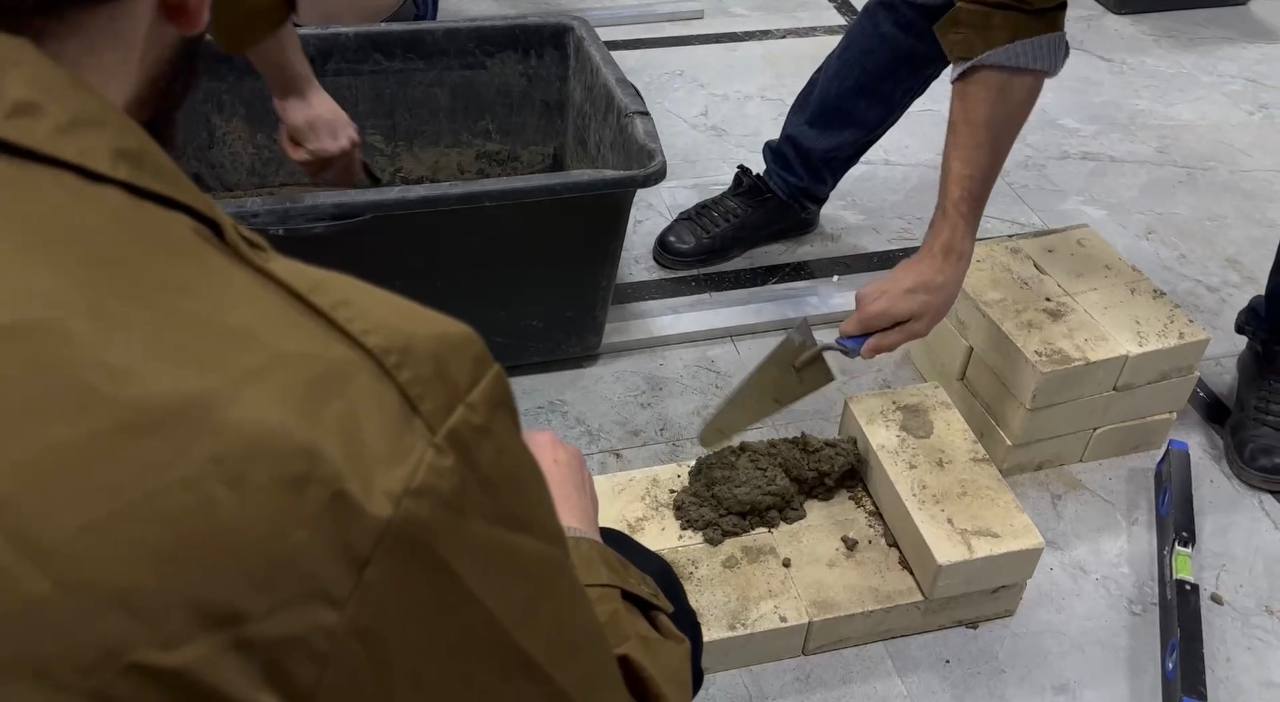 В ГГНТУ амбассадоры кластера ФП «Профессионалитет» совместно с бойцами РСО провели мастер-класс по кирпичной кладке.