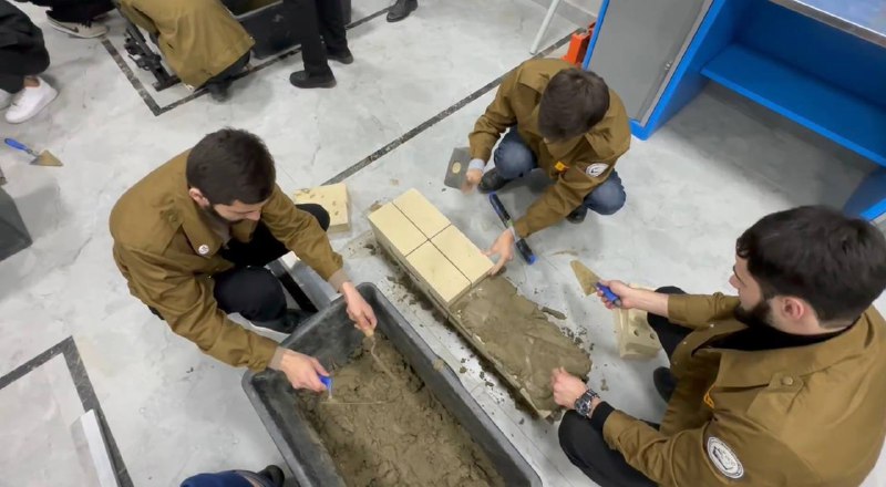 В ГГНТУ амбассадоры кластера ФП «Профессионалитет» совместно с бойцами РСО провели мастер-класс по кирпичной кладке.