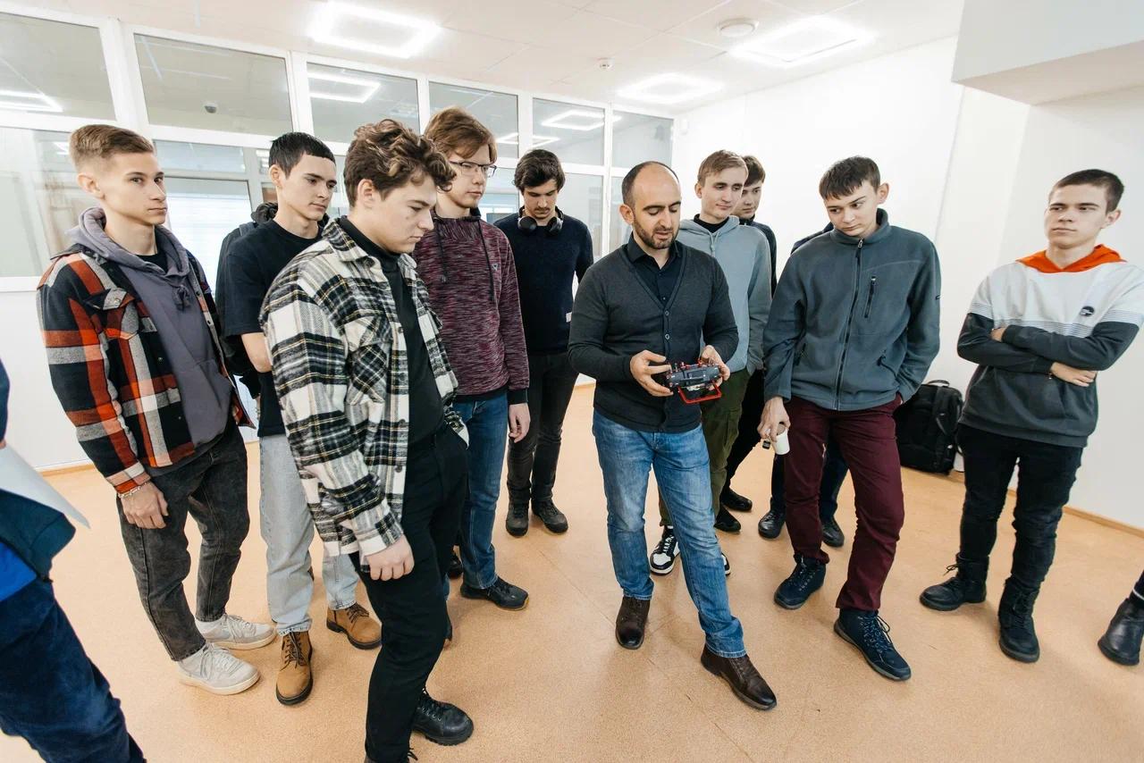 Директор НТЦ «Зелёная Энергетика» ГГНТУ Ислам Саламов выступил экспертом на Фестивале БАС в Томском политехническом университете.