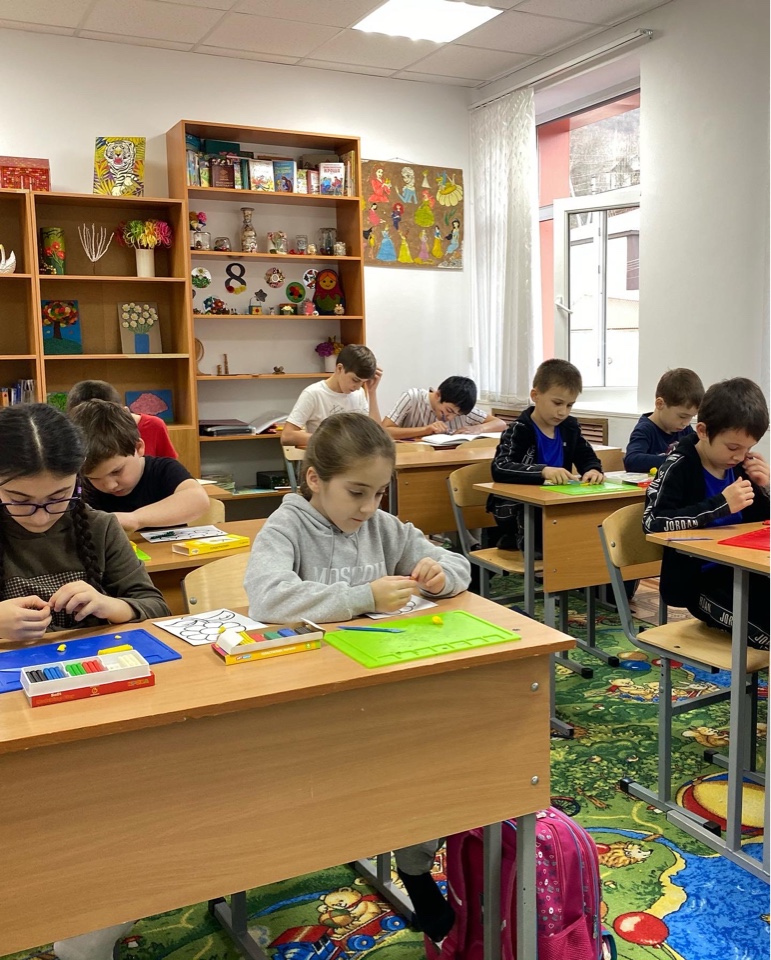 Лепка, как одна из форм рисования в пластилинографии.