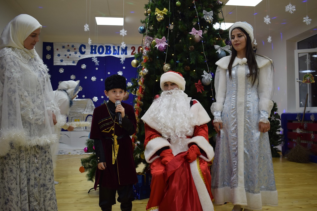 В ГБУ «ЦСРОН” ст.Шелковской организовали праздничные новогодние утренники для воспитанников.