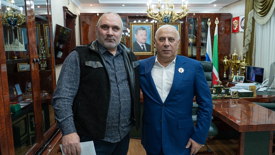 Министр Усман Баширов вручил помощь от РОФ им. А. А. Кадырова жителям региона