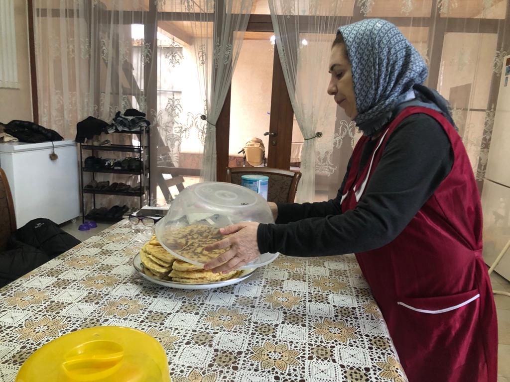 Работники ГБУ «КЦСОН» Шейх-Мансуровского района с особым вниманием оказывают социально-бытовые и социально-психологические услуги на дому гражданам пожилого возраста и инвалидам