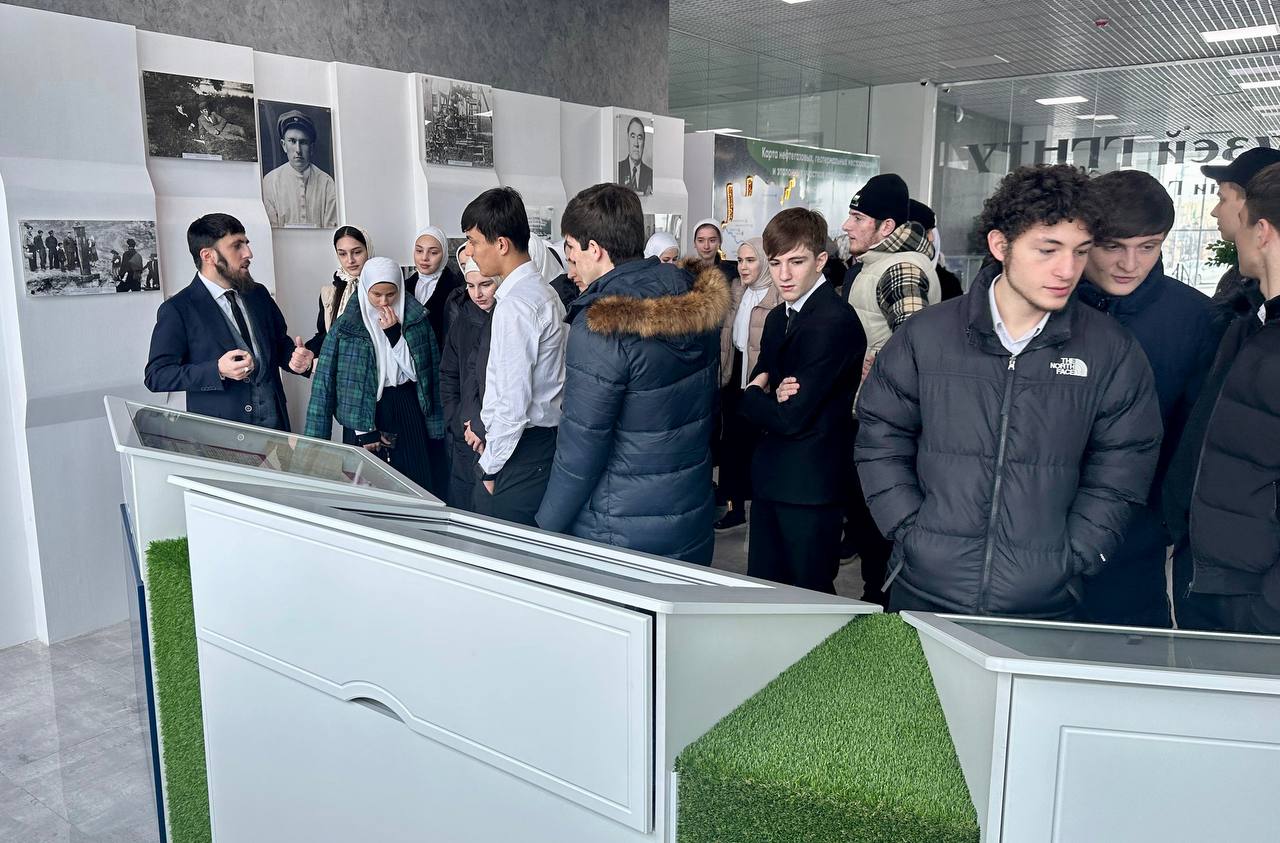 В рамках профориентационной работы Дом научной коллаборации им. В.О. Яндарова провел экскурсию для школьников в стенах ГГНТУ