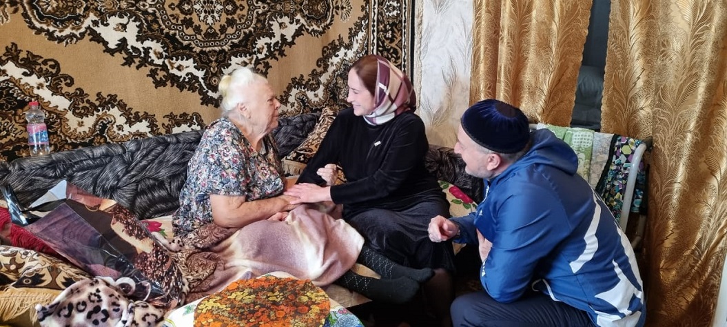В преддверии Дня Защитника Отечества, сотрудники ГБУ “КЦСОН” Наурского района посетили труженицу тыла Петрову Пелагею