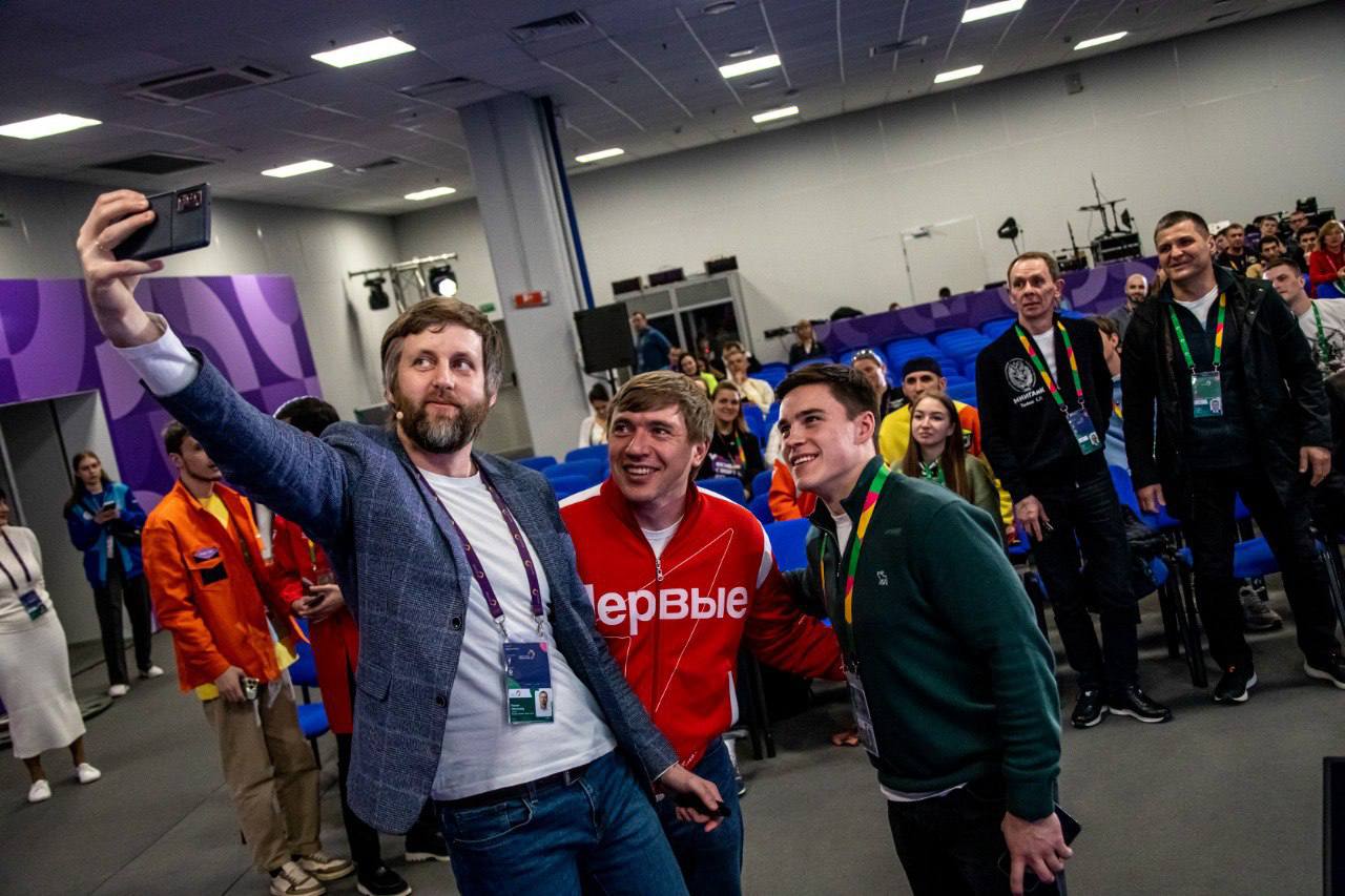 Проректор по воспитательной деятельности и социальной работе ГГНТУ Рустам Салгириев и студенты Грозненского нефтяного на дискуссии «Спорт в современном мире» в Сириусе
