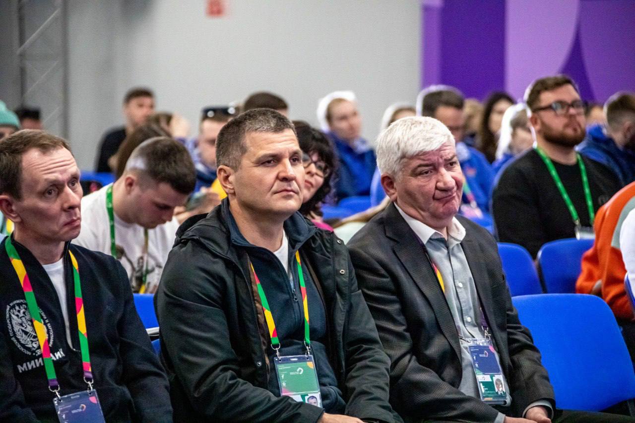 Проректор по воспитательной деятельности и социальной работе ГГНТУ Рустам Салгириев и студенты Грозненского нефтяного на дискуссии «Спорт в современном мире» в Сириусе