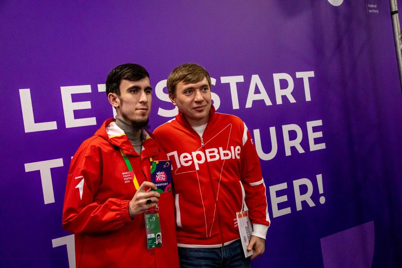 Проректор по воспитательной деятельности и социальной работе ГГНТУ Рустам Салгириев и студенты Грозненского нефтяного на дискуссии «Спорт в современном мире» в Сириусе