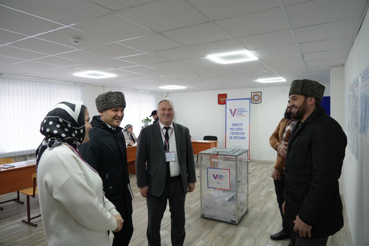 Ректор ГГНТУ Магомед Минцаев посетил избирательный участок, расположенный в корпусе №4