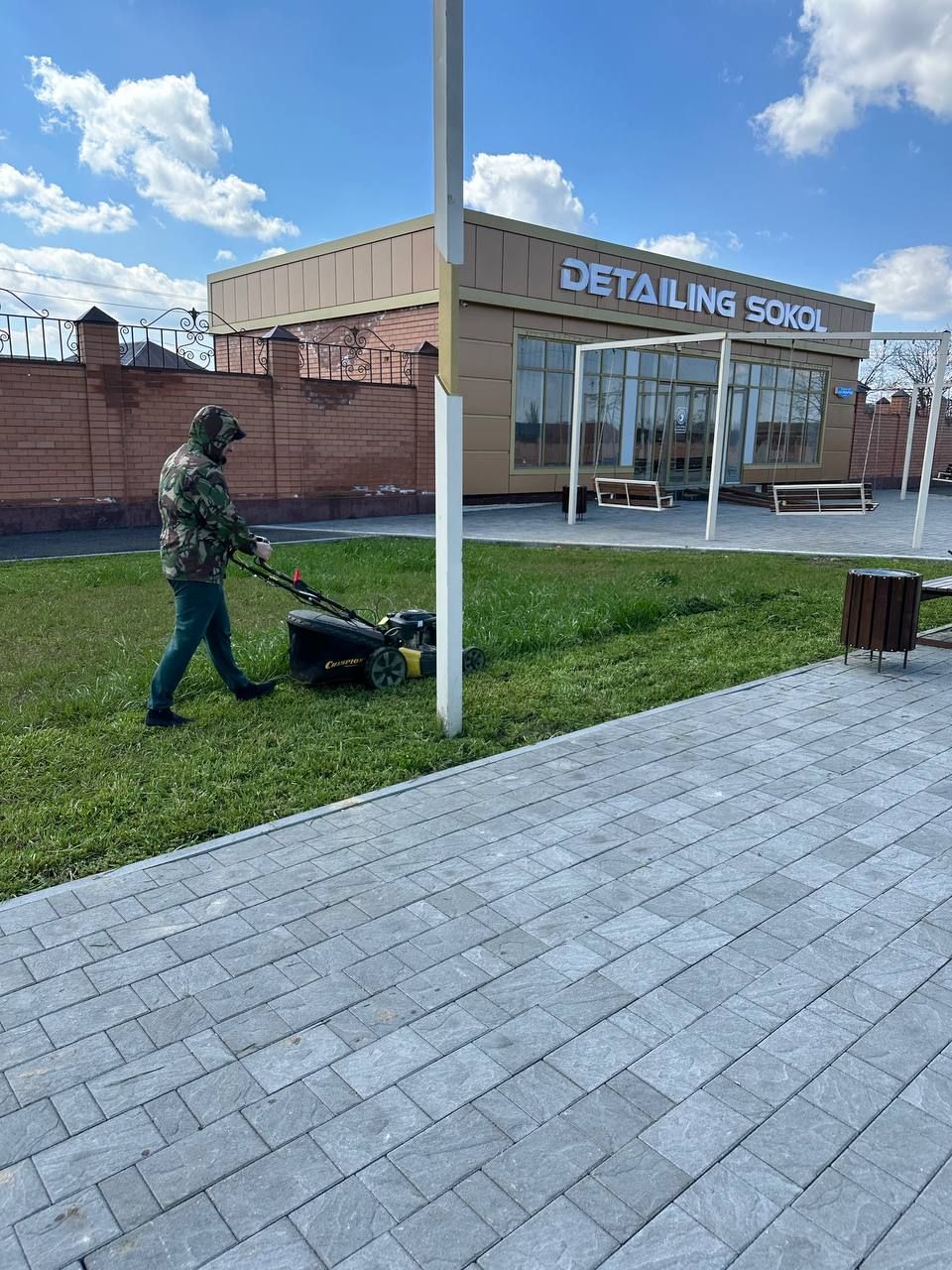 Сотрудники ГБУ “КЦСОН” Курчалоевского района на закрепленном участке провели субботник.