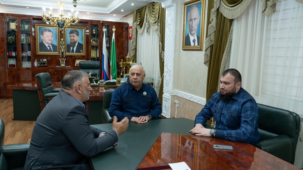 Министр Усман Баширов провел встречу с руководителем РОО “Союз ветеранов войн и труда ЧР”.