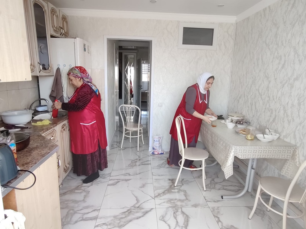 Социальные работники отделения №9 ГБУ «КЦСОН» Шейх-Мансуровского района посетили инвалида II- группы Атабаеву Зуру.