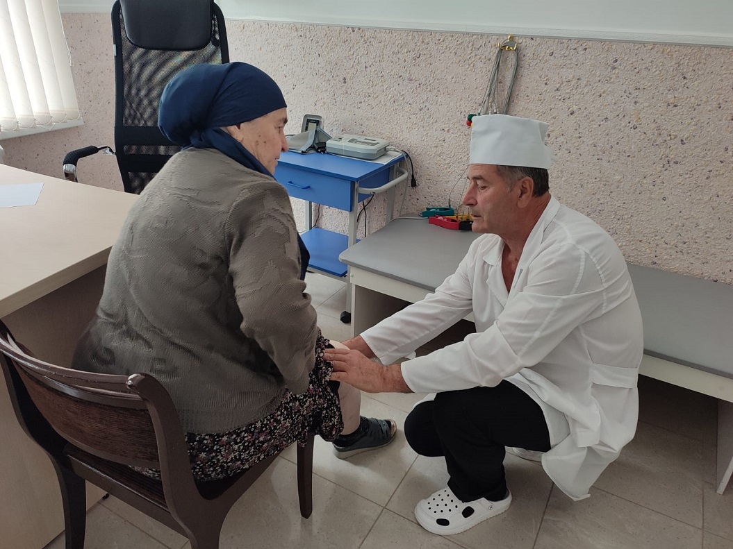 Сотрудники СС-МО ГБУ “КЦСОН“ Наурского района продолжают оказывать социально-медицинские услуги и социальное сопровождение в ЛПУ.