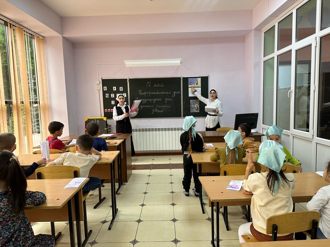 Воспитатели и психологи ГБУ “ЦСРОН” ст. Шелковской провели ряд мероприятий, приуроченные к предстоящему Международному дню детского телефона доверия