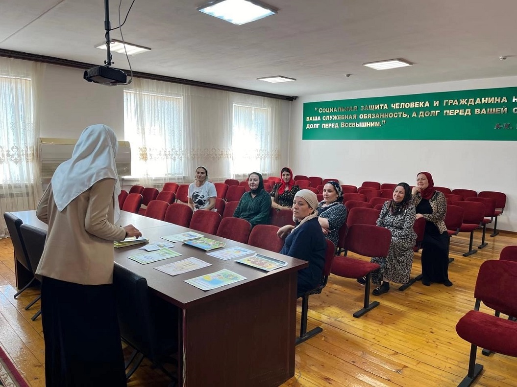 В Шелковском ЦСПСиД провели информативную консультацию, посвящённую теме “Чем занять детей летом?”!
