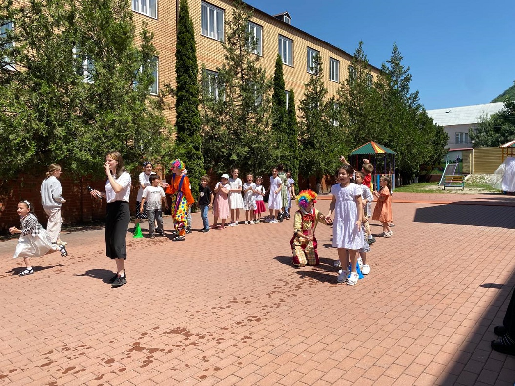 В гостях у воспитанников ГБУ «Шатойский С-РЦН» с увлекательной программой побывали сотрудники БФ “Детские праздники в Грозном”