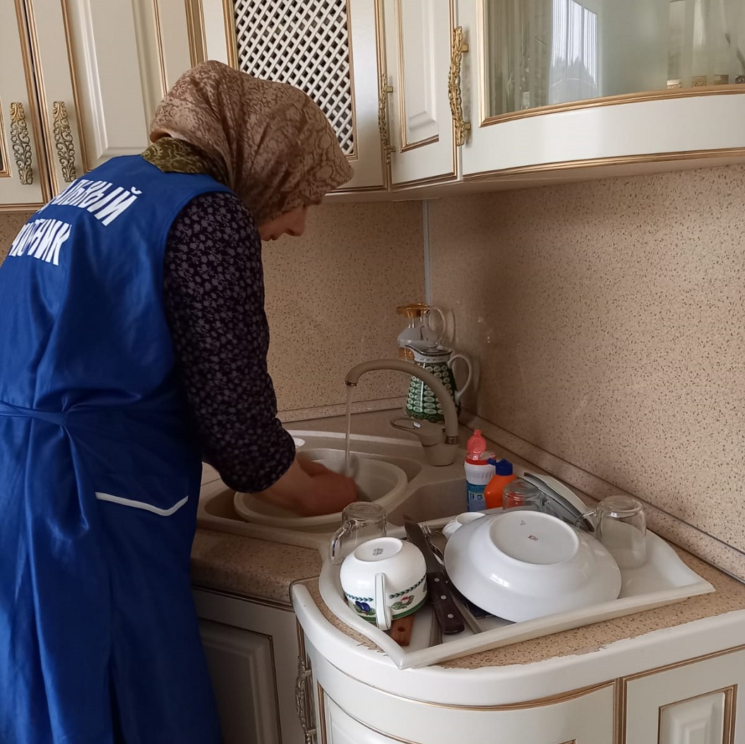 Поставщики социальных услуг ГБУ «МКЦСОН» Шатойского, Шаройского и Итум-Калинского районов посетили получателя социальных услуг
