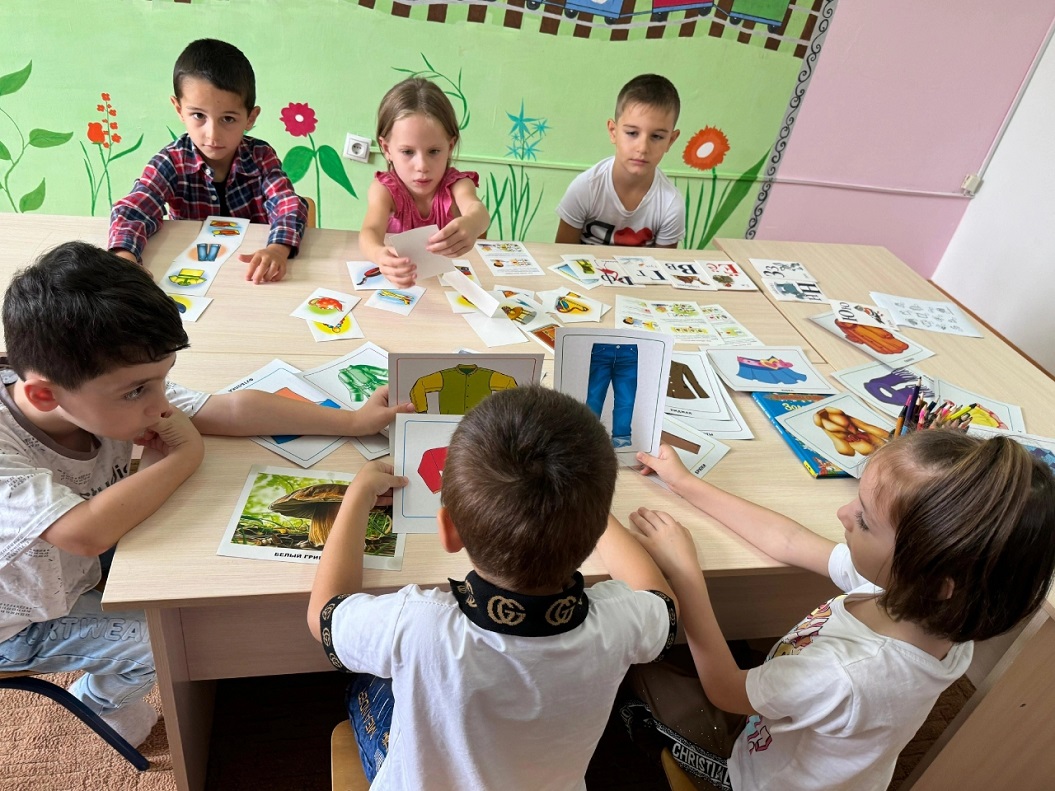 Сотрудники Шелковского ЦСПСиД продолжают проводить увлекательные занятия по развитию речи у детей.