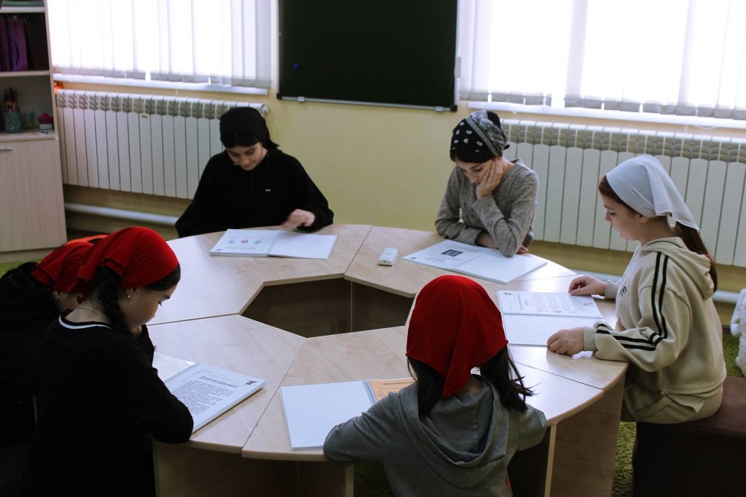 В ГБУ «Ахматовский С-РЦН» прошла итоговая встреча воспитанниц с экспертами института «МИР».
