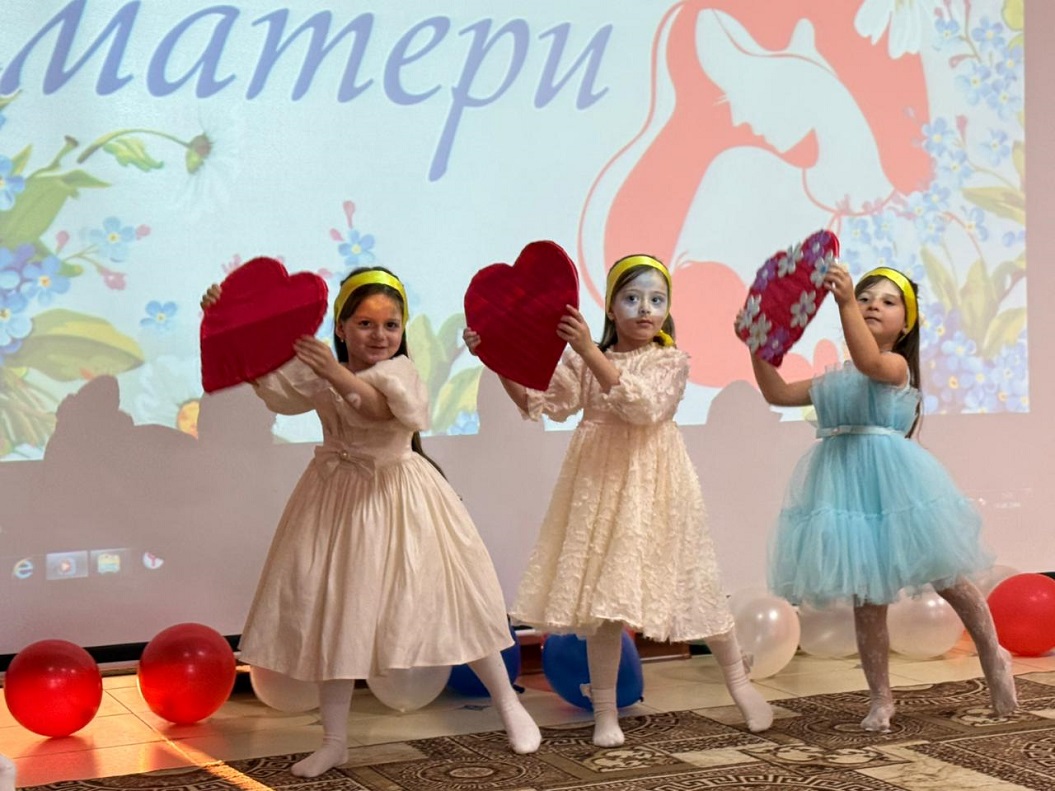 В Шелковском ЦСРОН провели праздничное мероприятие ко Дню матери