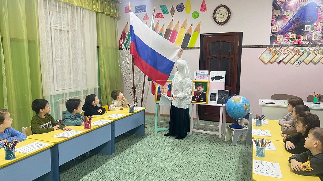 В группах воспитанников Курчалоевского ЦСПСиД прошли мероприятия, посвященные Дню Конституции РФ